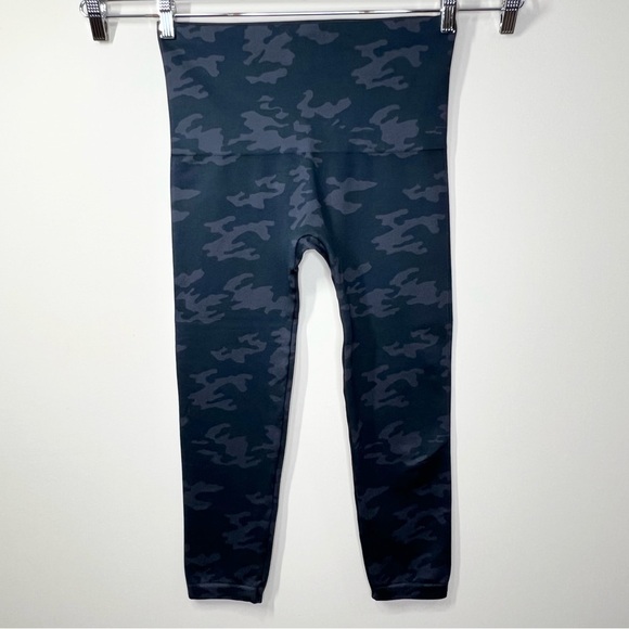 SPANX Look At Me Now Cropped Black Camo Leggings 1X - Picture 2 of 7